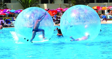 Distracție pe apă cu Water Walking Ball Aqua Zorbing