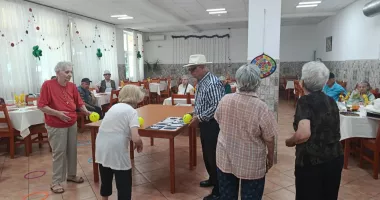 Jocuri și voie bună pentru seniorii de la Căminul de Persoane Vârstnice