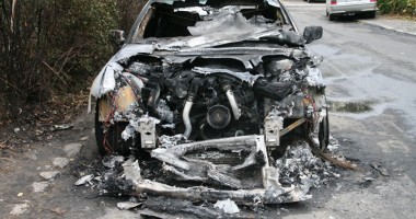 Stire din Eveniment : Distracție de golani: au dat foc mașinii pe care au furat-o