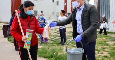 Stire din Social : Kit-uri de igienă personală se distribuie în cadrul proiectului "Măsuri integrate pentru o viață mai bună"