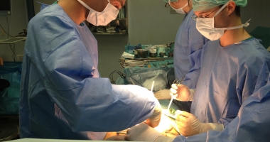 Stire din Sănătate : Născuți fără vezică urinară! Li s-a confecționat una nouă, din intestinul subțire