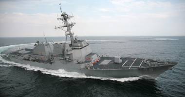 Stire din Eveniment : Distrugătorul american USS Farragut monitorizează situația navei "Maersk Tigris"