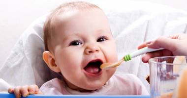 Stire din Sănătate : Diversificarea alimentară. Sfaturi de la pediatru