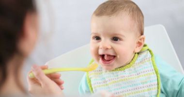 Stire din Sănătate : Cu ce trebuie să începeţi diversificarea alimentaţiei la bebeluşi