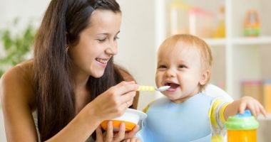 Când puteți începe diversificarea alimentației bebelușului