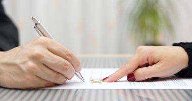 Stire din Social : Cum divorțezi dacă unul dintre soți este plecat în străinătate