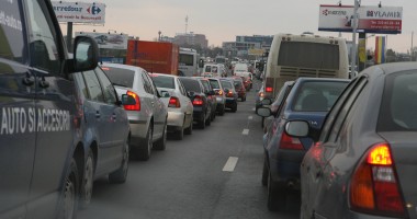 Stire din Eveniment : Circulație blocată pe DN 1, în Brașov, în urma unui accident în care au fost implicate trei mașini