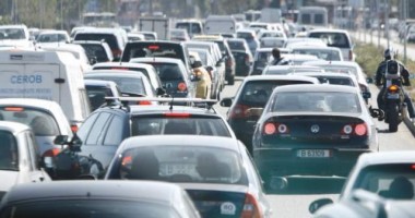 Stire din Eveniment : Accident cu cinci mașini pe DN1: doi răniți