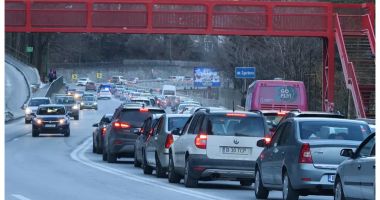 Stire din Social : Românii se întorc acasă după vacanţa de Revelion. Pentru a evita cozile infernale de pe DN1, polițiştii recomandă rute alternative