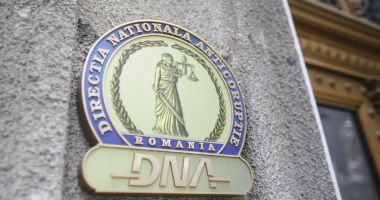 Stire din Eveniment : DNA - un pumn la ficat și unul la bărbie! Micii Dumnezei și marele fâs
