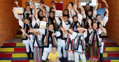 Stire din Cultură-Educație : Festivalul "Dobroge, vatră de folclor românesc"