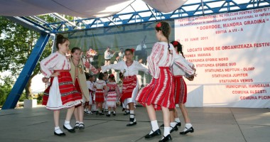 Stire din Cultură-Educație : Peste 600 de participanți la Festivalul "Dobroge, mândră grădină"