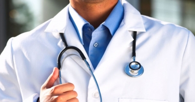 Un medic a fost bătut și înjurat de părinții unui copil