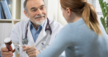 Stire din Sănătate : "Pacienții să nu mai lase la medic biletul de trimitere dacă li s-au cerut bani pentru analize. Este o ilegalitate!"