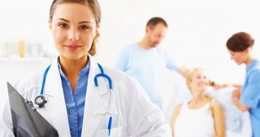 Câte mii de euro poate câștiga un medic sau o asistentă româncă, în Franța