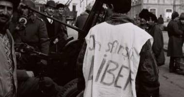 Imagini document / 25 DE ANI DE LA REVOLUȚIE - 22 decembrie 1989: Fuga lui Ceaușescu și zeci de mii de oameni în stradă, sub tiruri de gloanțe - 7