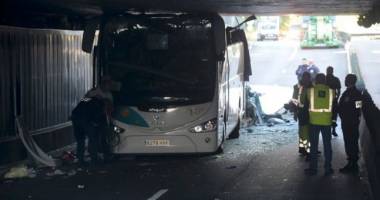 Imagini uluitoare. Un autocar prea înalt a intrat cu viteză într-un tunel - 3