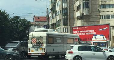 Accident rutier în Constanța. Coliziune puternică între un BMW și o rulotă - 2