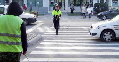 Doi pietoni, loviți în timp ce traversau pe trecere