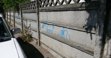 LIPSĂ DE RESPECT! MESAJE SCRISE PE GARDUL CIMITIRULUI EVREIESC DIN CONSTANȚA - 2