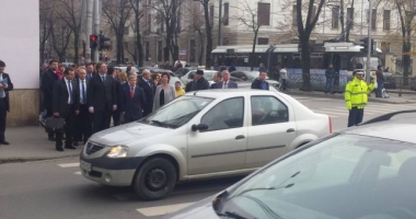 FOTO: Gestul surprinzător al lui Dacian Cioloș, făcut în trafic - 2
