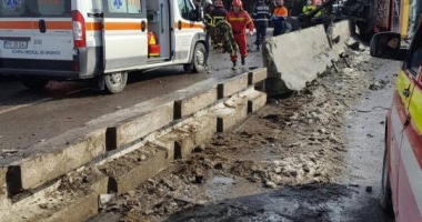 Galerie foto. GRAV ACCIDENT RUTIER. Camion cu sare, răsturnat peste un Logan. Intervine elicopterul SMURD - 2