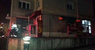 VIDEO. Pompierii constănțeni, în alertă. PATISERIE CUPRINSĂ DE FLĂCĂRI - 2