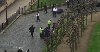 FOTO - VIDEO. Focuri de armă la intrarea în Parlamentul britanic. Cel puțin 12 victime după ce o mașină a intrat într-un grup de oameni / Poliția britanică: Incidentul este "terorist" - 4