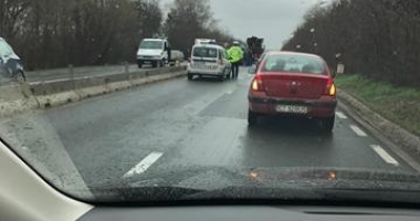 Galerie foto-video. ACCIDENT RUTIER LA CONSTANȚA / Două mașini, suspendate pe parapetul dintre Lazu și Agigea - 3