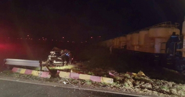 ATENȚIE, IMAGINI ȘOCANTE! TRAGEDIE FEROVIARĂ! AUTOTURISM SPULBERAT DE TREN. BĂRBAT MORT, TĂIAT ȘI DESFIGURAT - 4