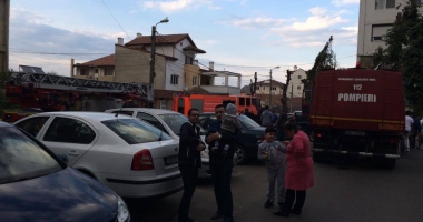 Galerie foto. PANICĂ ÎNTR-UN BLOC DIN CONSTANȚA. Zeci de locatari evacuați, după ce un apartament a fost cuprins de flăcări - 2