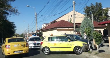 Galerie foto. Accident rutier la Constanța! Două mașini implicate, dintre care un taxi - 2
