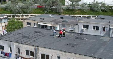 Galerie foto. DIN NOU FUM ÎNTR-UN BLOC DIN NĂVODARI! Se intervine în forță! - 3