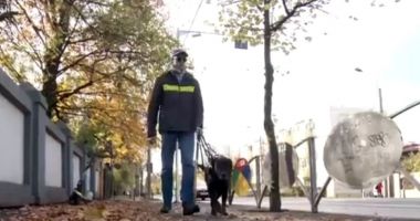 Stire din Social : Doi nevăzători au fost bruscaţi şi scoşi din biserică, pentru că au intrat însoţiţi de câinele ghid