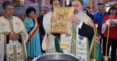 Stire din Social : Doi copii orfani, botezaţi de Sfânta Parascheva, la Cumpăna