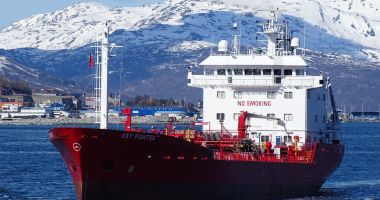 Doi marinari au fost gazați pe un tanc de produse petroliere; unul a murit