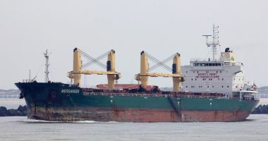 Doi marinari de pe bulk-carrier-ul 