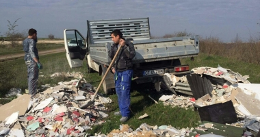 Stire din Eveniment : Doi muncitori, prinși de agenții Zip Escort când aruncau deșeuri în Canalul Dunăre-Marea Neagră
