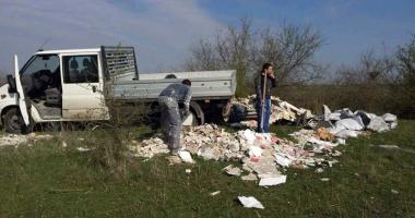 Doi muncitori, prinși de agenții Zip Escort când aruncau deșeuri în Canalul Dunăre-Marea Neagră - 3