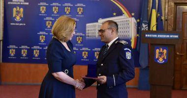 Stire din Eveniment : Doi polițiști constănțeni, premiați de MAI