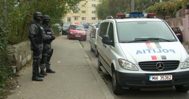 Stire din Eveniment : Doi polițiști arestați pentru că țineau "de șase" pentru hoții de țiței