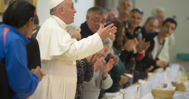 Stire din Actualitate : Doi români, printre persoanele fără adăpost care au luat micul dejun cu papa Francisc