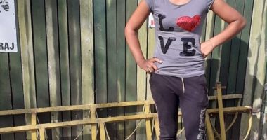 Doi tineri din Constanţa au furat gardul de la locul de joacă şi l-au pus la casa lor - 2
