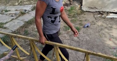 Doi tineri din Constanţa au furat gardul de la locul de joacă şi l-au pus la casa lor - 3