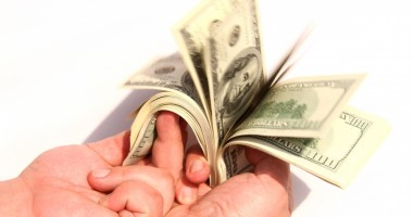 Stire din Economie : Dolarul american rămâne sub 3,27 lei