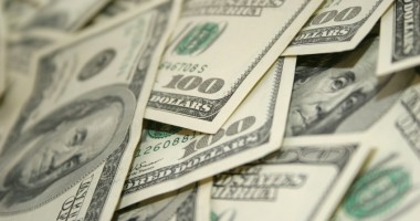 Dolarul american își continuă aprecierea