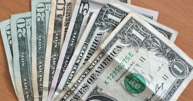 Dolarul a cedat 0,06% în lupta cu leul