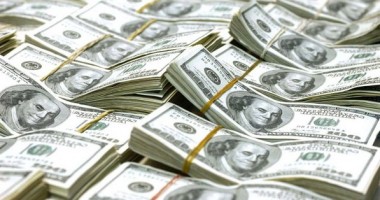 Stire din Economie : Dolarul american a intrat la apă!