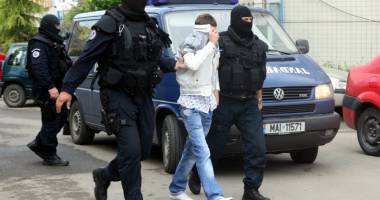 Stire din Eveniment : Dolari falși pe piața din Constanța. Percheziții DIICOT pentru prinderea falsificatorilor