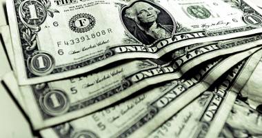 Dolarul a depășit pragul psihologic de 4 lei